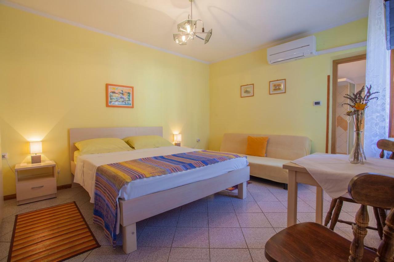 Rooms Ester Cres Exterior photo